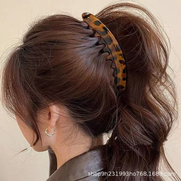 Banana hair clip for thick hair by Glow Ritual