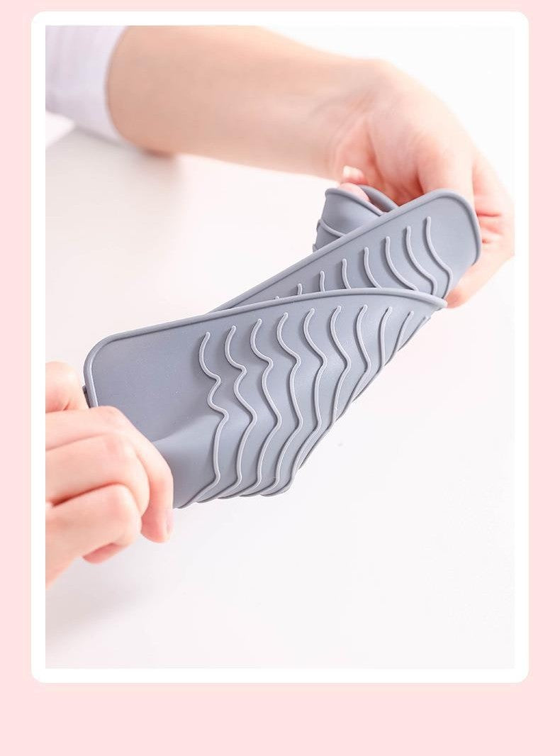Silicone heat-resistant styling mat by Glow Ritual