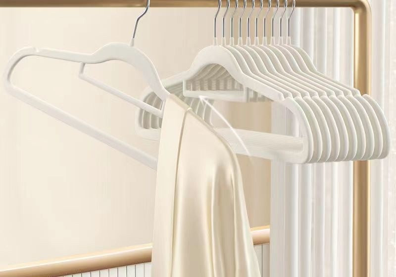 Velvet hangers 10-pack by Glow Ritual