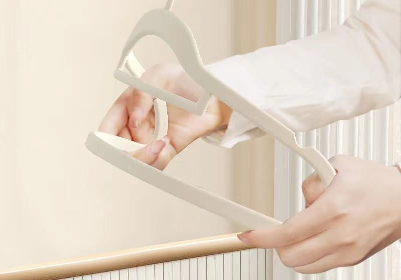 Velvet hangers 10-pack by Glow Ritual