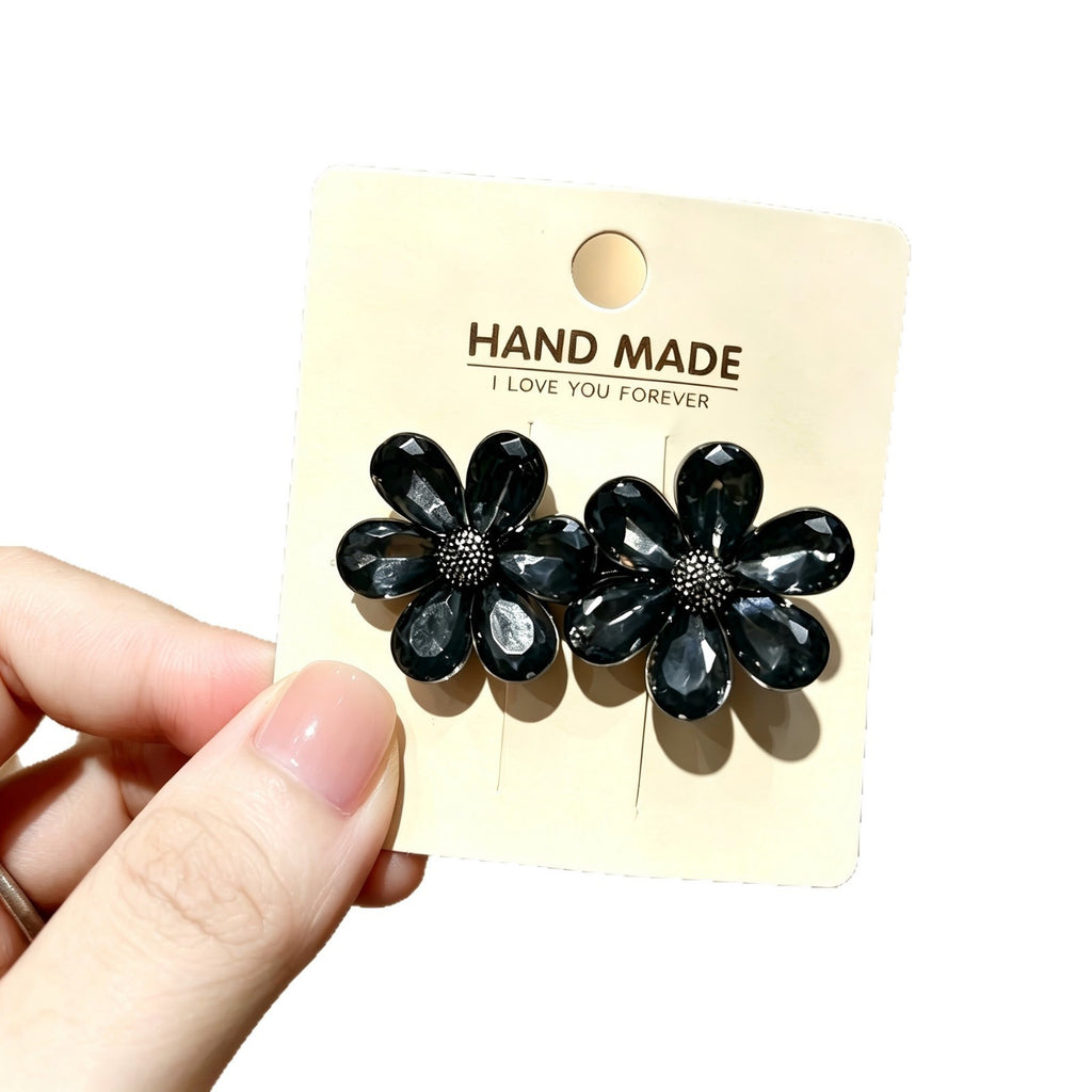 Pearl flower hair clips set by Glow Ritual